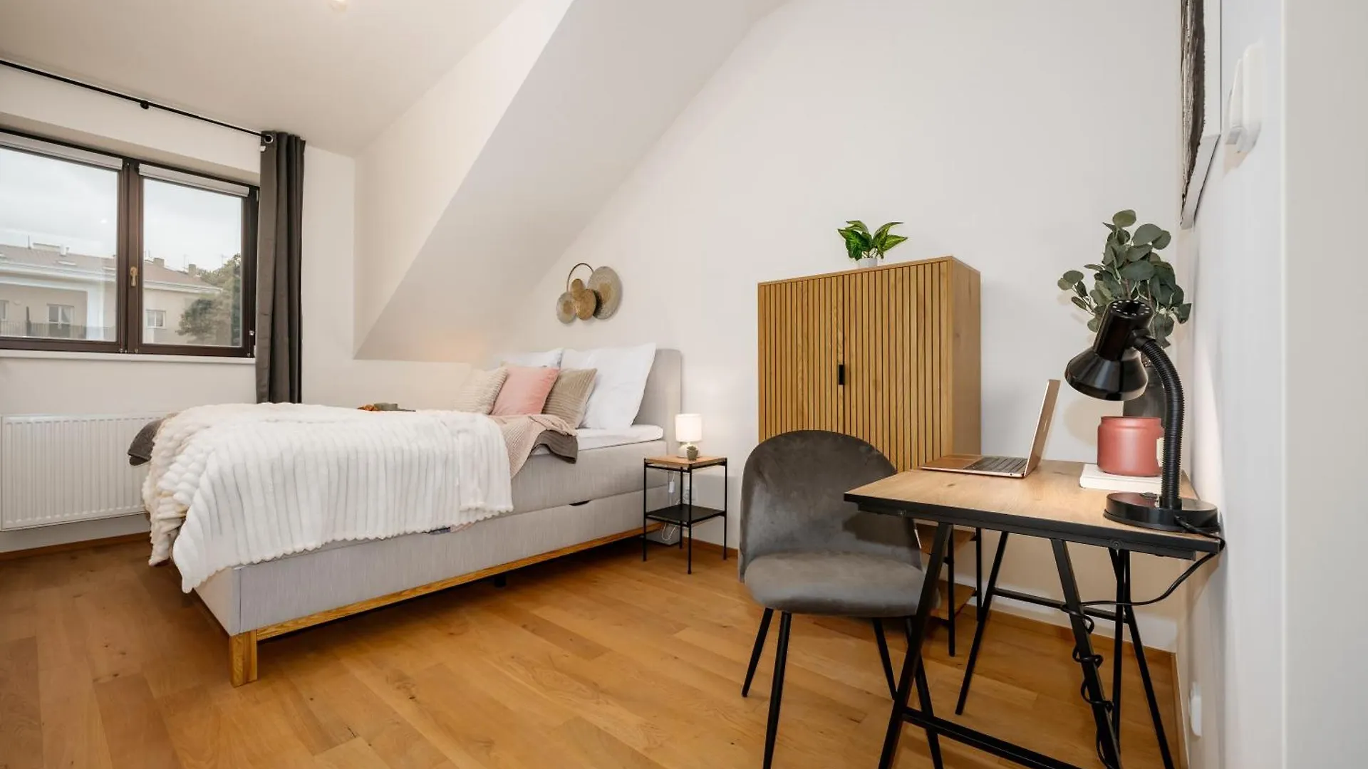Apartment Prague Days - 2Bdr Apt - Workspace - Netflix - Quiet Area