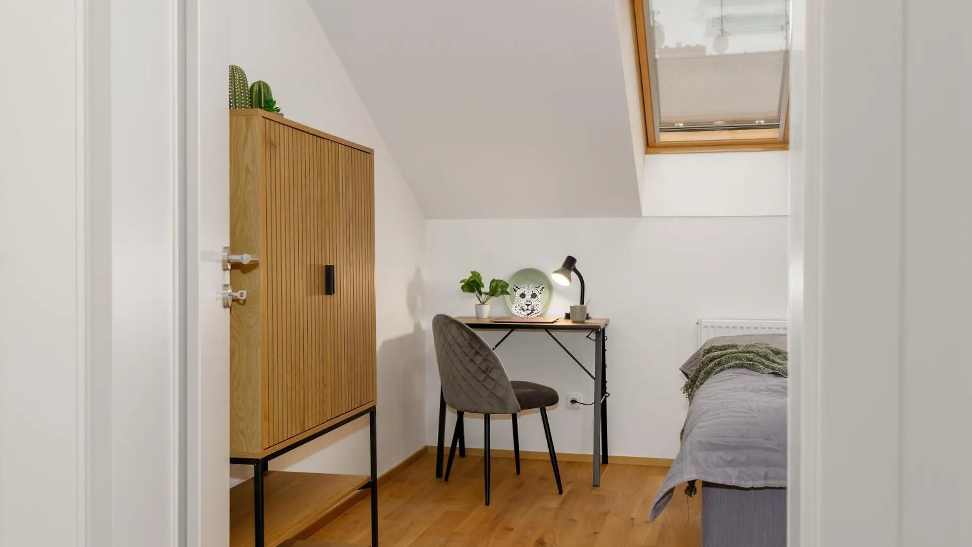 Prague Days - 2Bdr Apt - Workspace - Netflix - Quiet Area Apartment